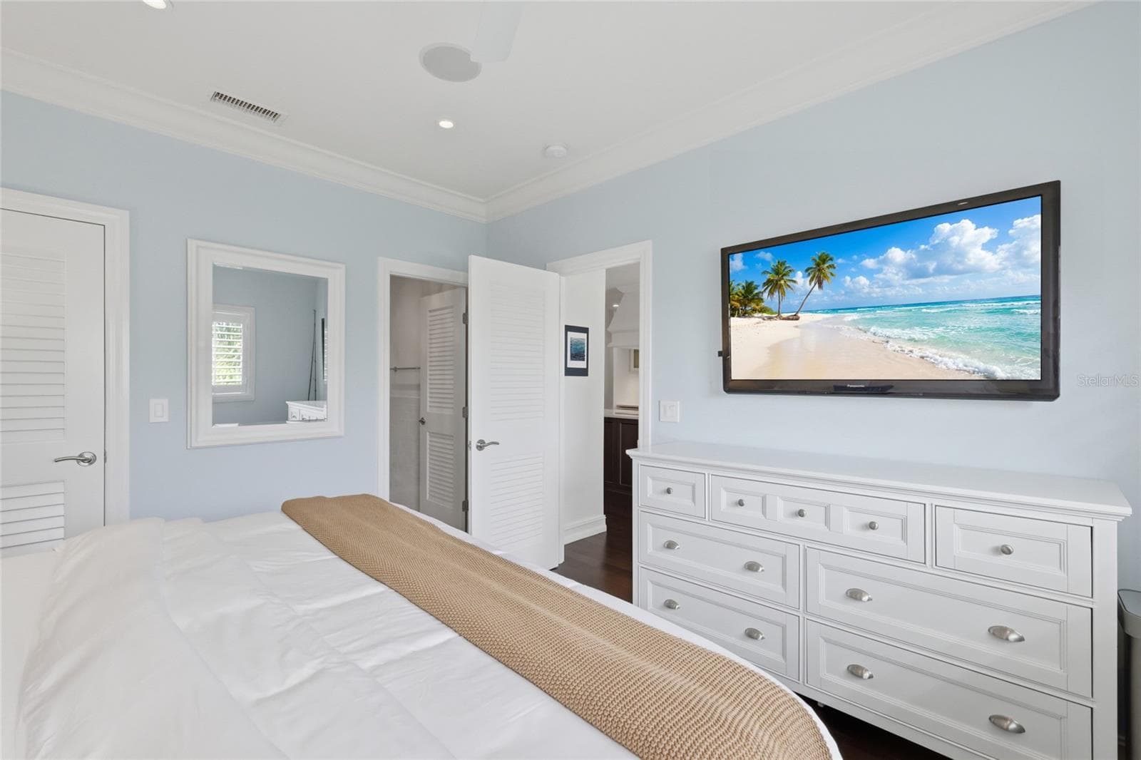 Features Walk-In Closet and En-Suite Bath - 7001 GULF OF MEXICO DR #24, LONGBOAT KEY