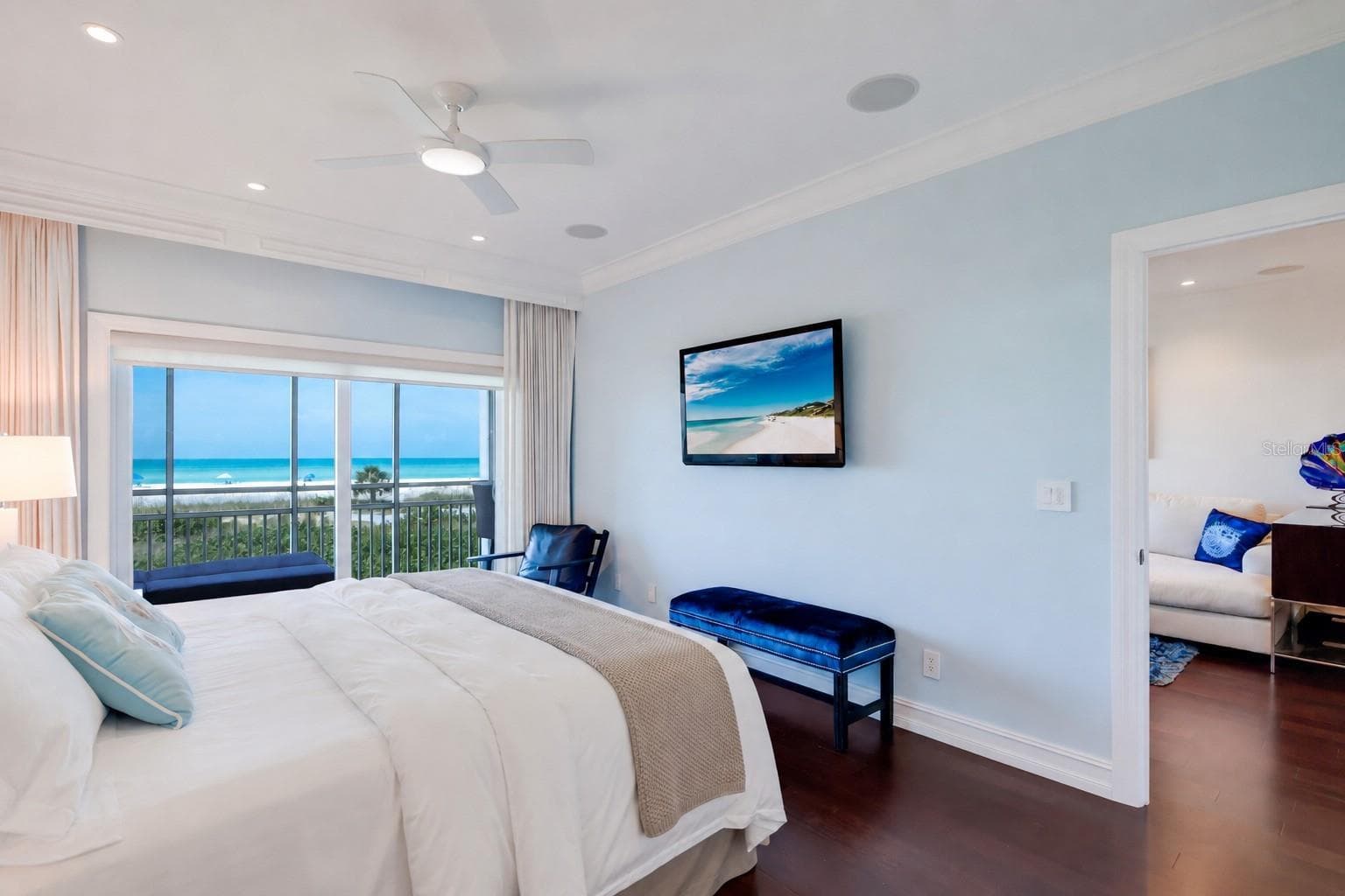 Features En-Suite Bath and Walk-In Closet - 7001 GULF OF MEXICO DR #24, LONGBOAT KEY