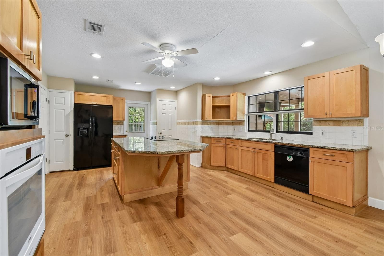Open and large Kitchen with Granite Countertops, Cooktop, Recessed Lighting, Oven, Eat In, Islandm and 3 Pantry Closets - 755 KEENELAND PIKE, LAKE MARY