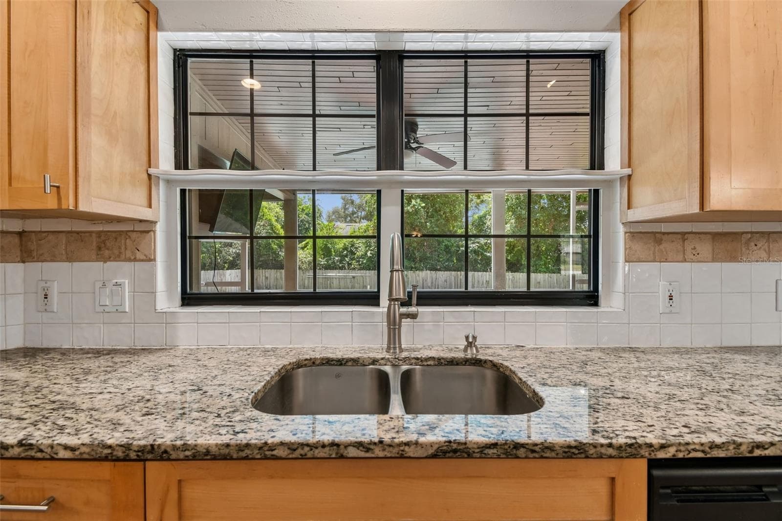 Kitchen double sink overlooks pool and porch - 755 KEENELAND PIKE, LAKE MARY