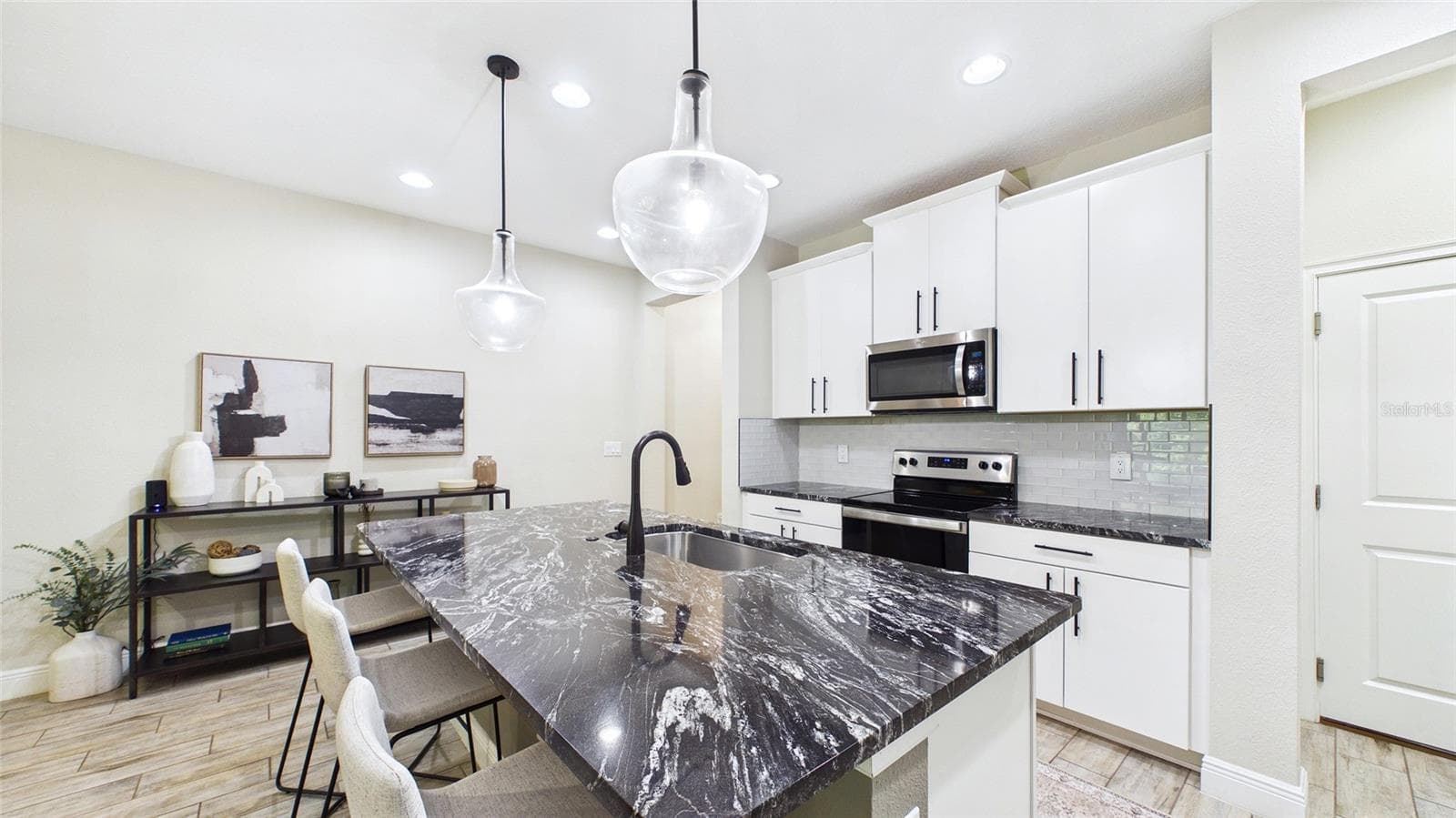 Townhouse at 14140 DAMSELFLY DR, TAMPA, photo 9 of 61