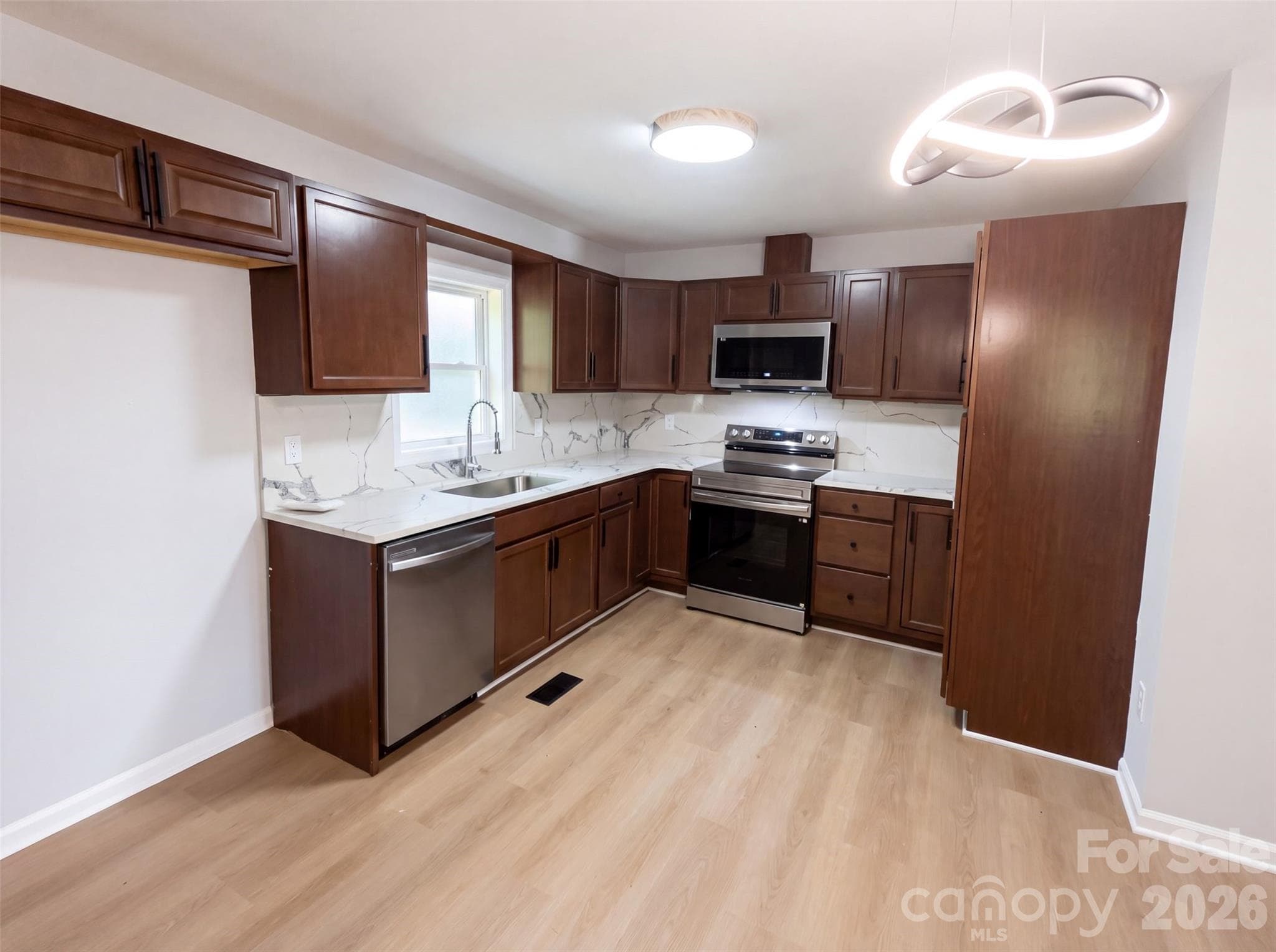 Single Family Residence at 915 Kenham Place, Lenoir, photo 15 of 20
