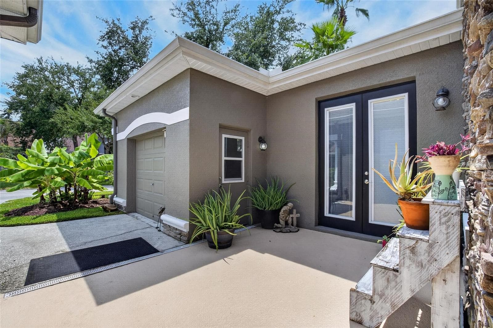 Single Family Residence at 10103 DEERCLIFF DR, TAMPA, photo 8 of 94