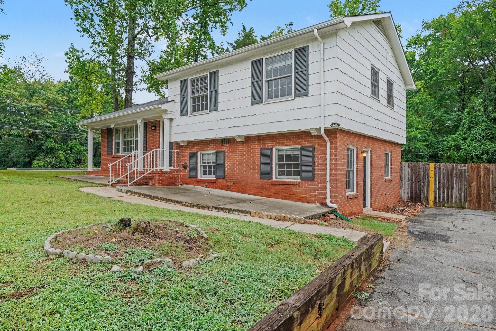 Single Family Residence at 6601 Lynfield Drive, Charlotte, photo 2 of 19