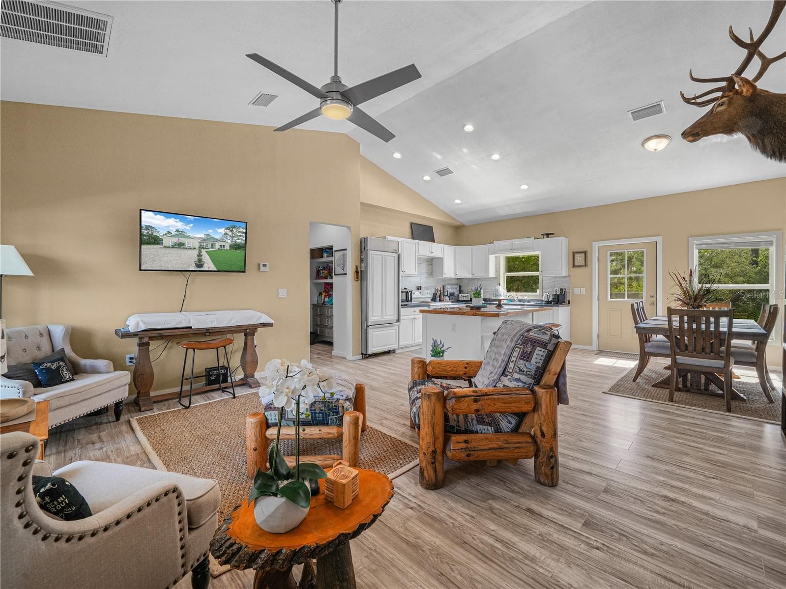Living room - 10134 S ORANGE BLOSSOM BLVD, SEBRING