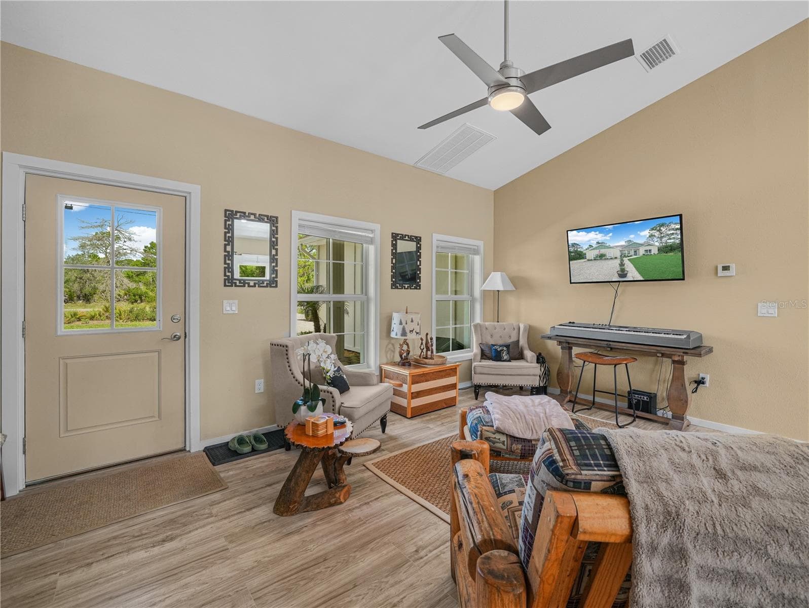 Living room - 10134 S ORANGE BLOSSOM BLVD, SEBRING