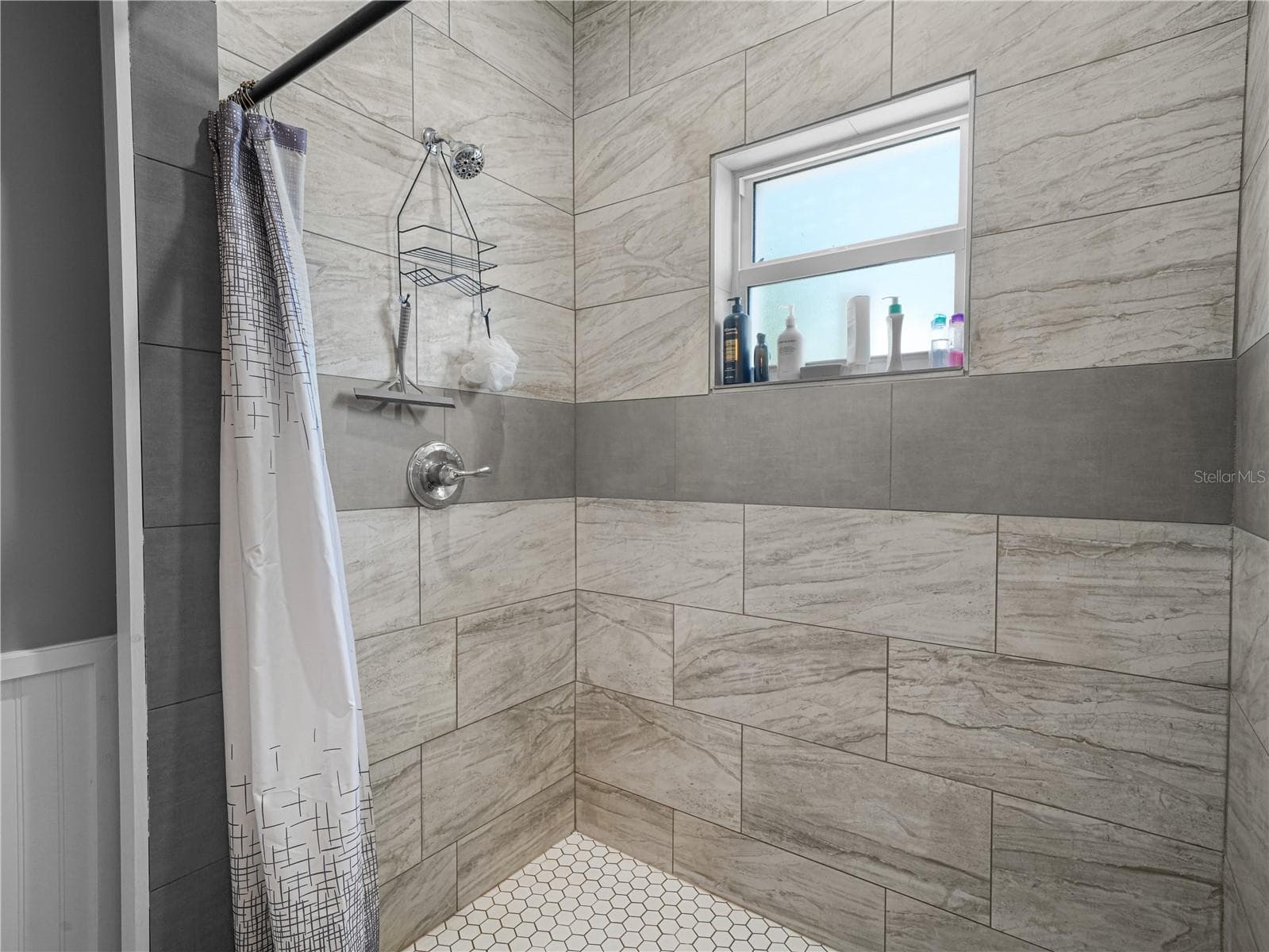 Walk-In shower - 10134 S ORANGE BLOSSOM BLVD, SEBRING