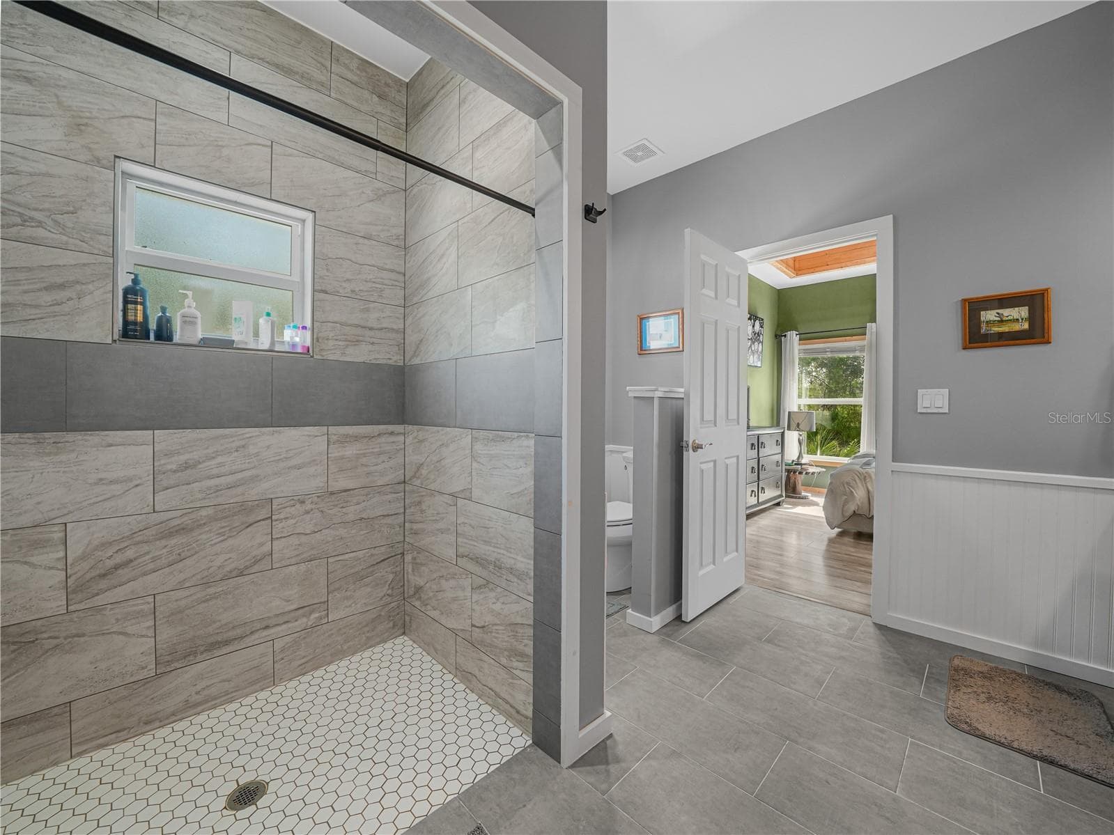 Walk-In shower - 10134 S ORANGE BLOSSOM BLVD, SEBRING