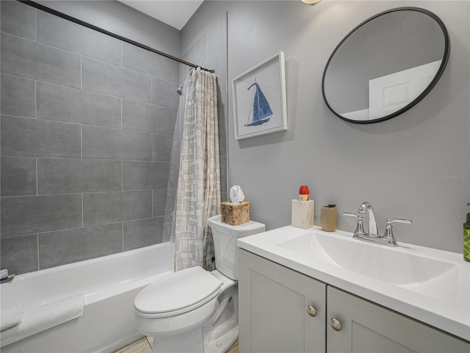 Guest bath with tub shower combination - 10134 S ORANGE BLOSSOM BLVD, SEBRING