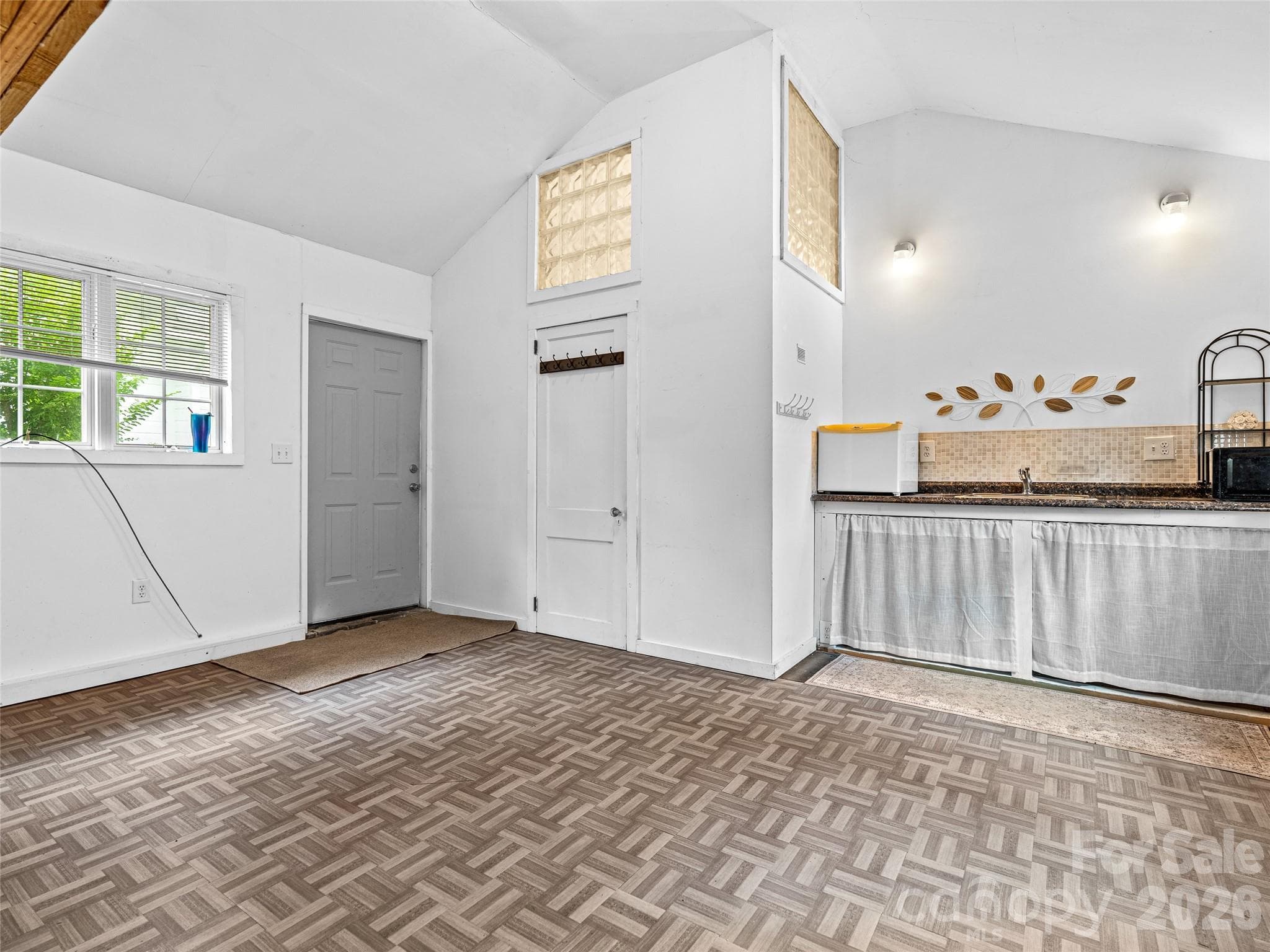 Studio Apartment - 111-113 Stewart Street, Hendersonville