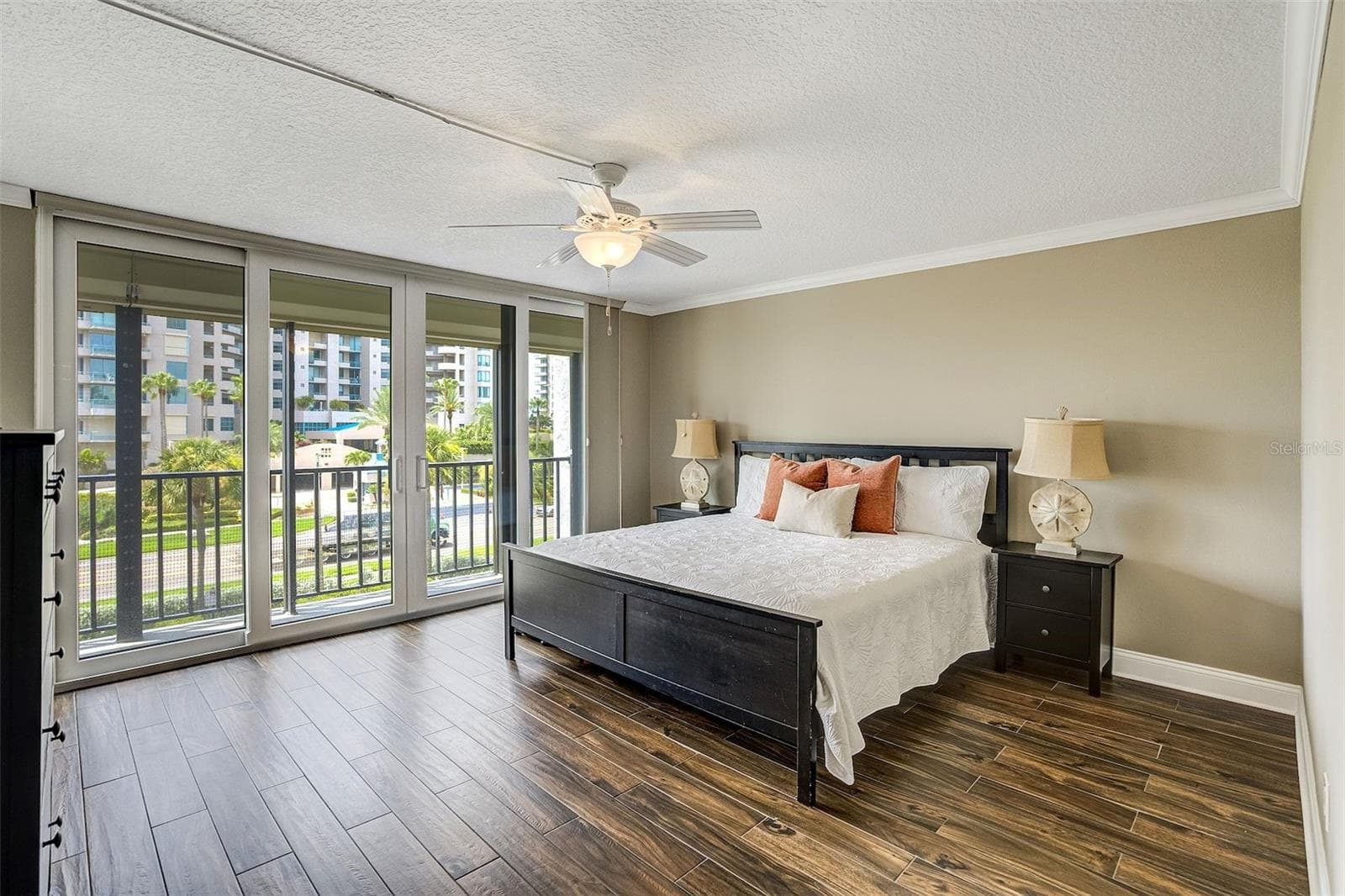 Large Primary Bedroom - 1581 GULF BLVD #203N, CLEARWATER BEACH