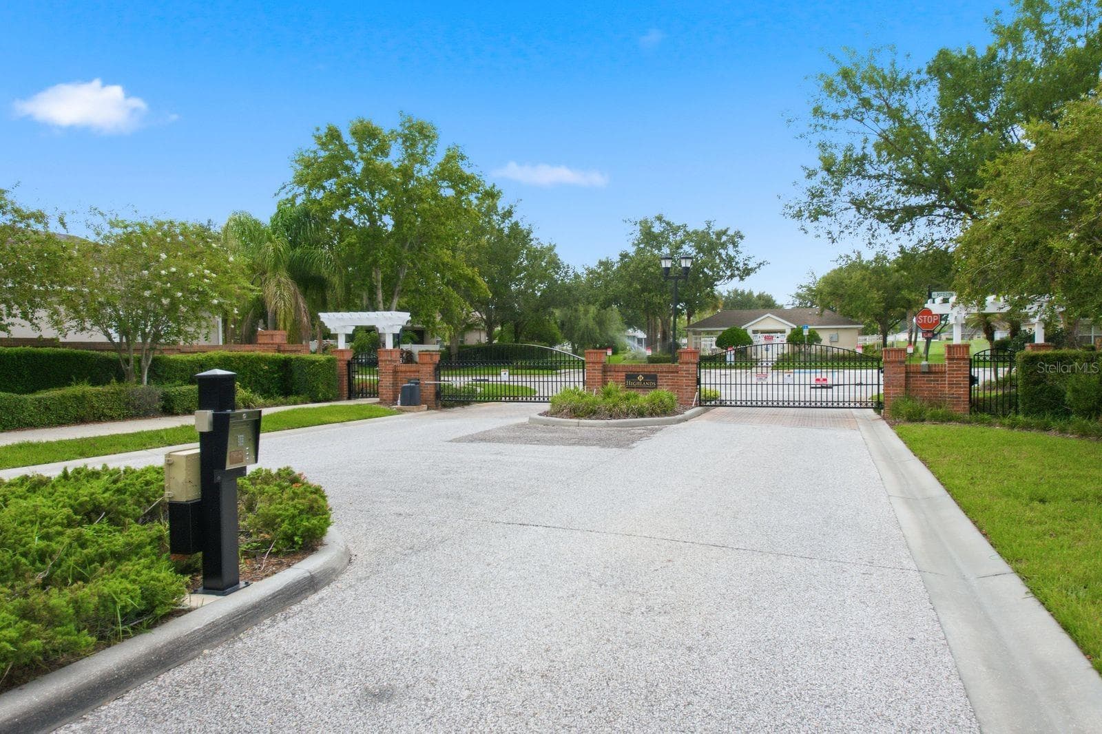Front Gates - 14830 POTTERTON CIR, HUDSON