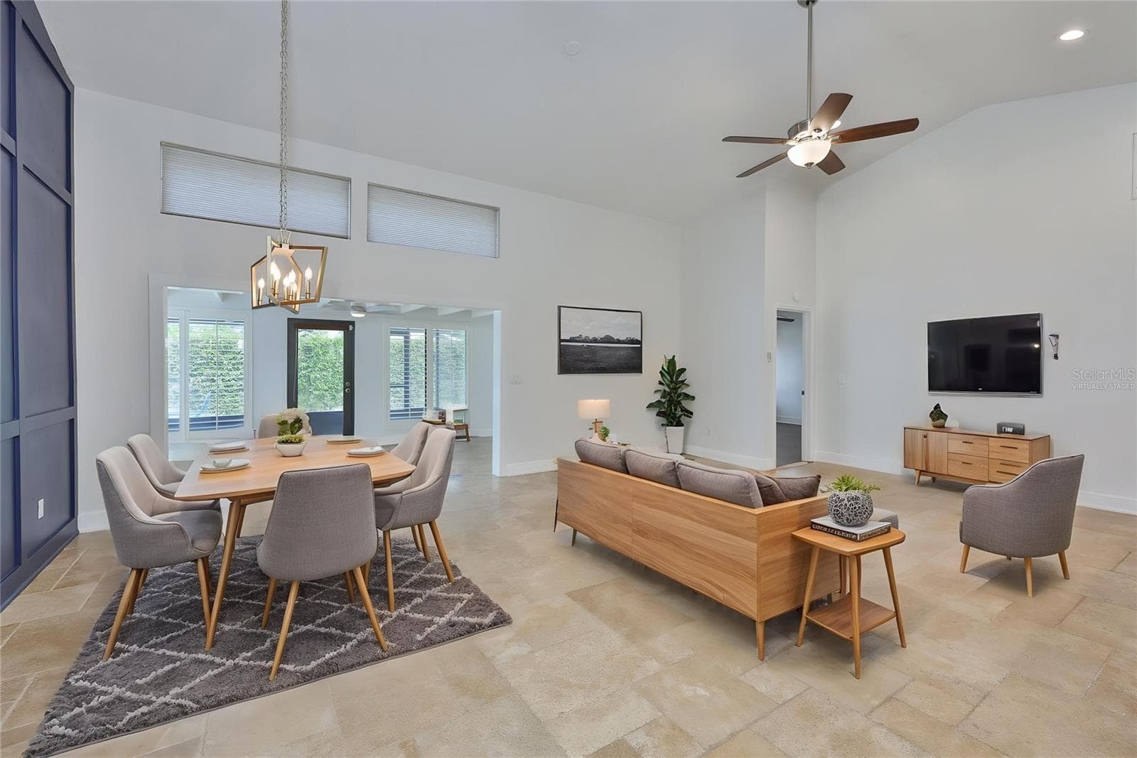 Virtually staged - 14651 VILLAGE GLEN CIR, TAMPA