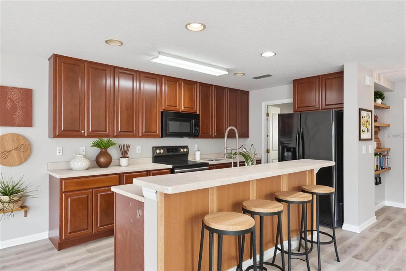 Large Kitchen Island overlooking Living & Dining Room - 3026 WILD TAMARIND BLVD #3026, ORLANDO