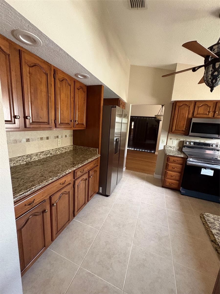 Kitchen - 15810 REDINGTON DR, REDINGTON BEACH