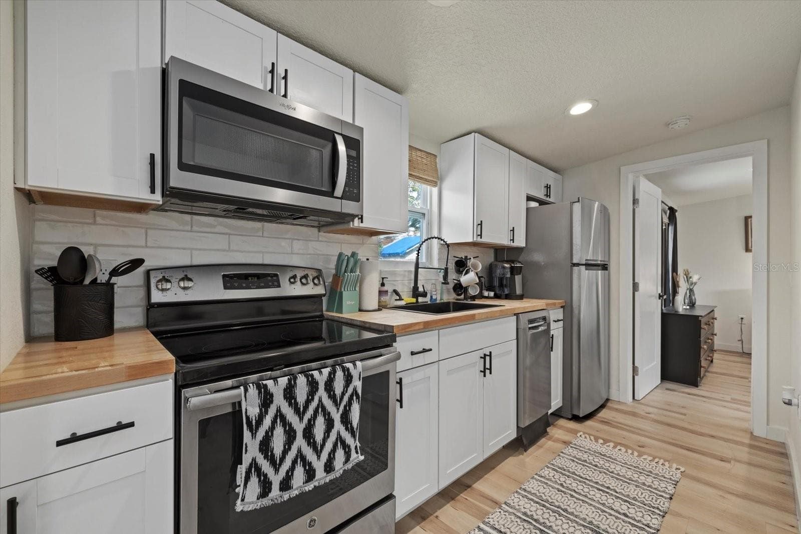 Guest House Kitchen - 2069 BOUGAINVILLEA ST, SARASOTA