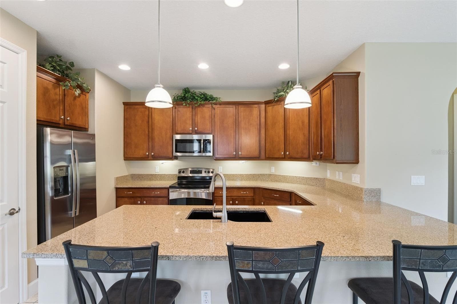 Kitchen breakfast bar w/ pendant lighting above - 1381 ABBOT WAY, DELAND