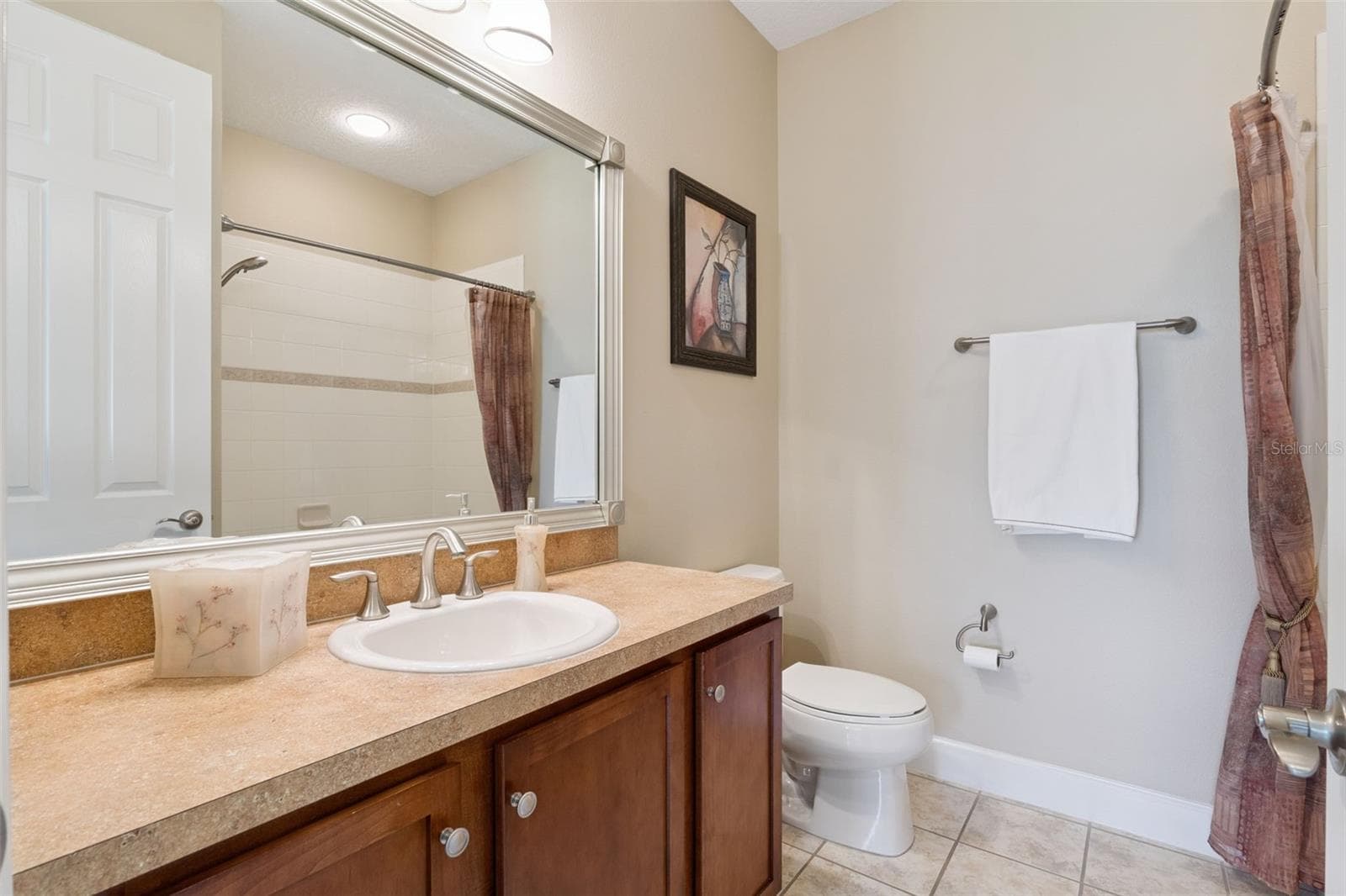 Guest Bathroom w/ framed mirror & tub/shower combo - 1381 ABBOT WAY, DELAND