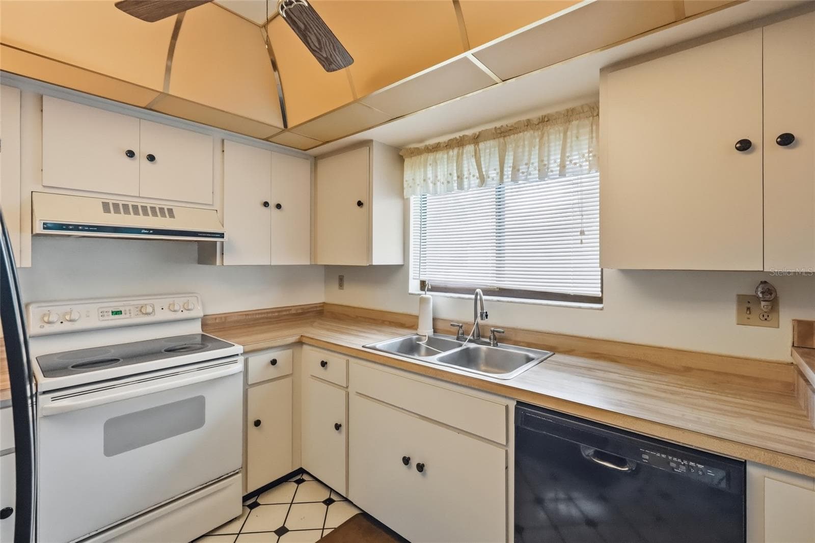 kitchen - 3500 EL CONQUISTADOR PKWY #332, BRADENTON
