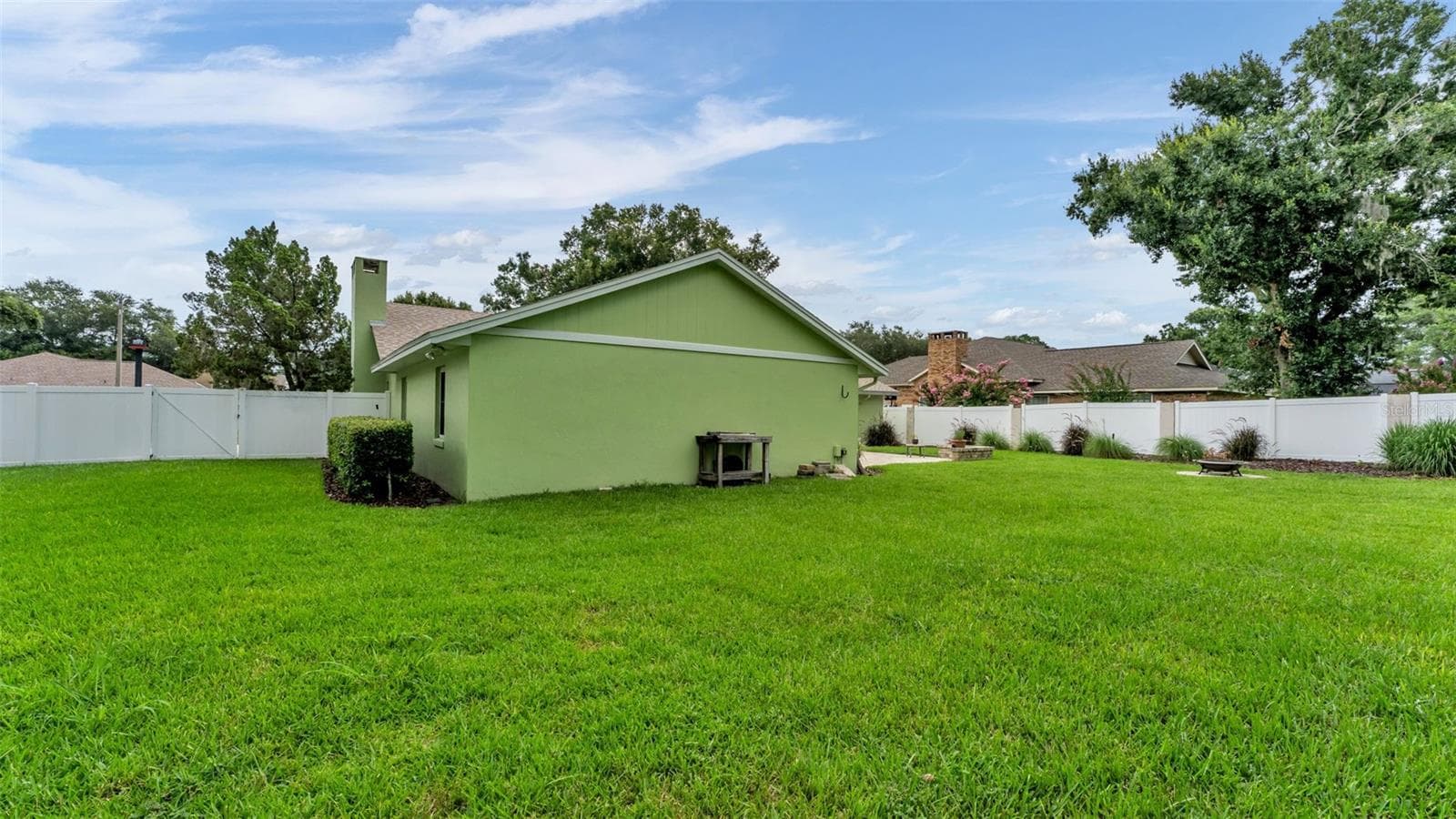 expansive fenced backyard - 4765 HIGHLANDS PLACE CIR, LAKELAND