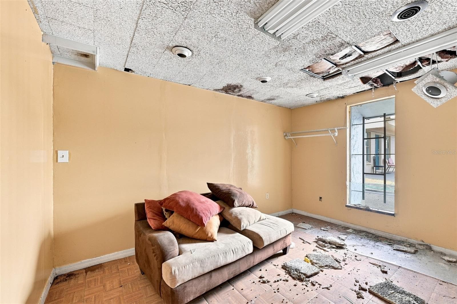 Private office with natural light in Tampa commercial building - 2508 W TAMPA BAY BLVD, TAMPA