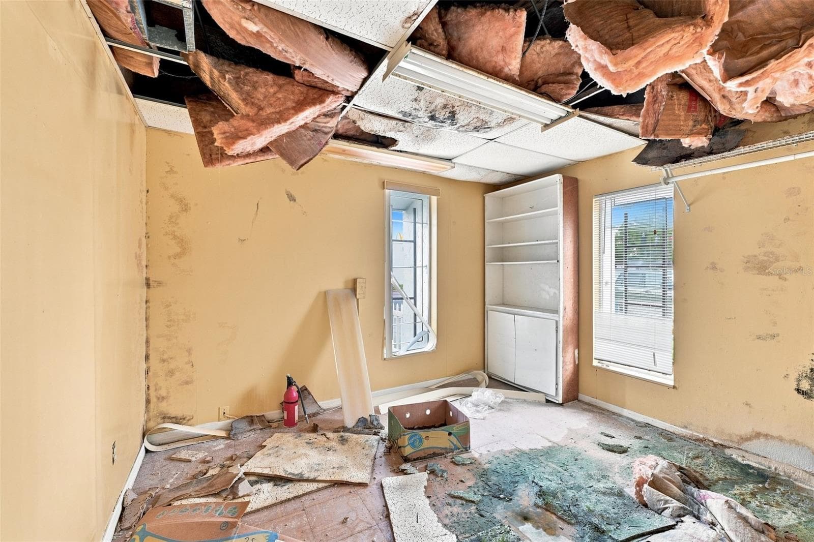 Private office with natural light in Tampa commercial building - 2508 W TAMPA BAY BLVD, TAMPA