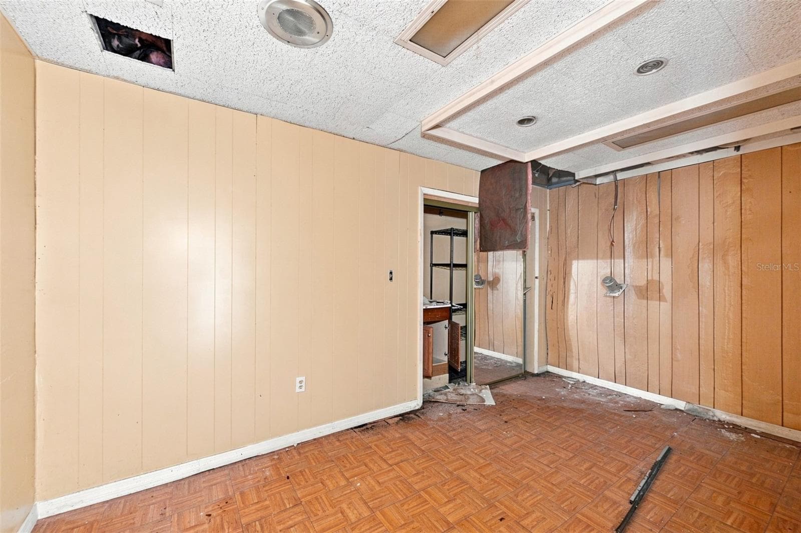 Private office with natural light in Tampa commercial building - 2508 W TAMPA BAY BLVD, TAMPA