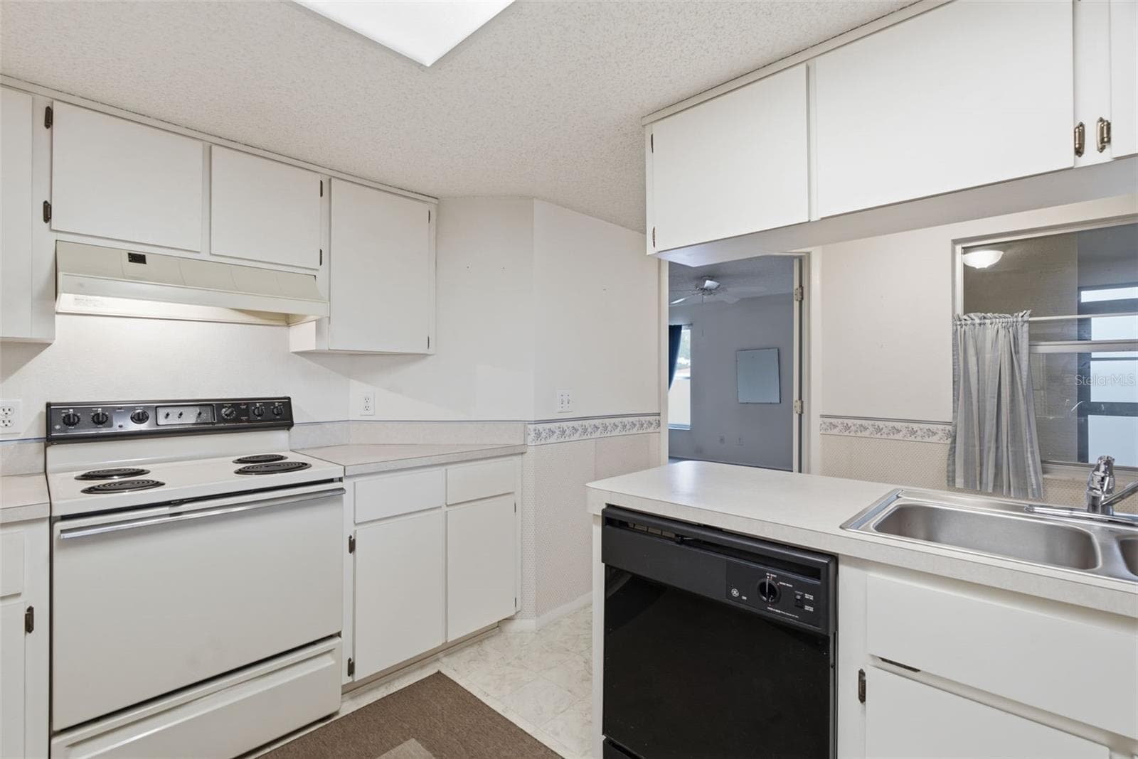 Condominium at 3960 SAILMAKER LN, HOLIDAY, photo 12 of 43
