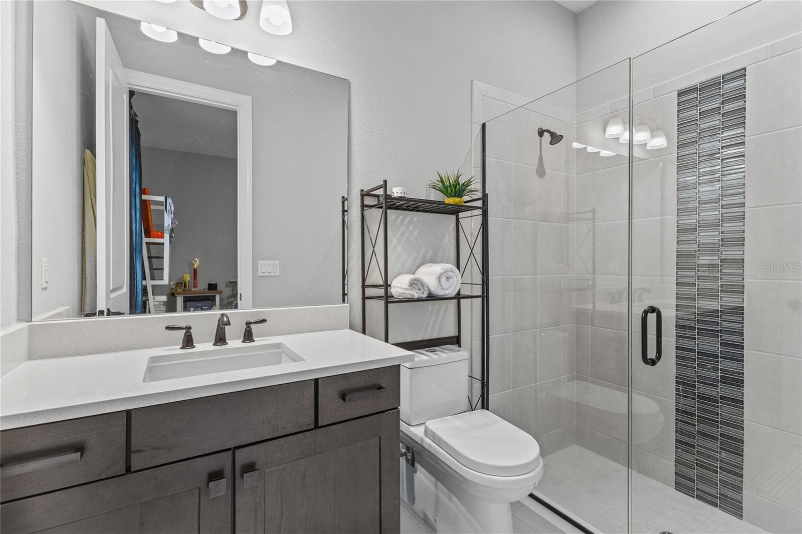 guest bathroom attached to bedroom - 10342 MORNING MIST LN, SARASOTA