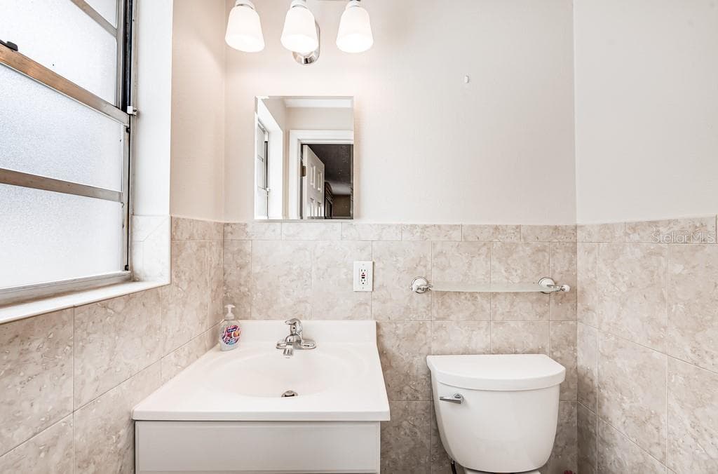 Half Bathroom - 1924 W NORTH ST, TAMPA