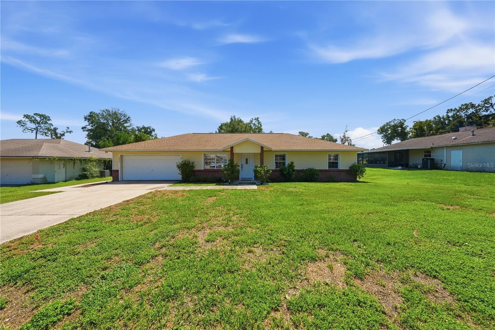 Long driveway provides ample parking - 3835 NE 13TH AVE, OCALA