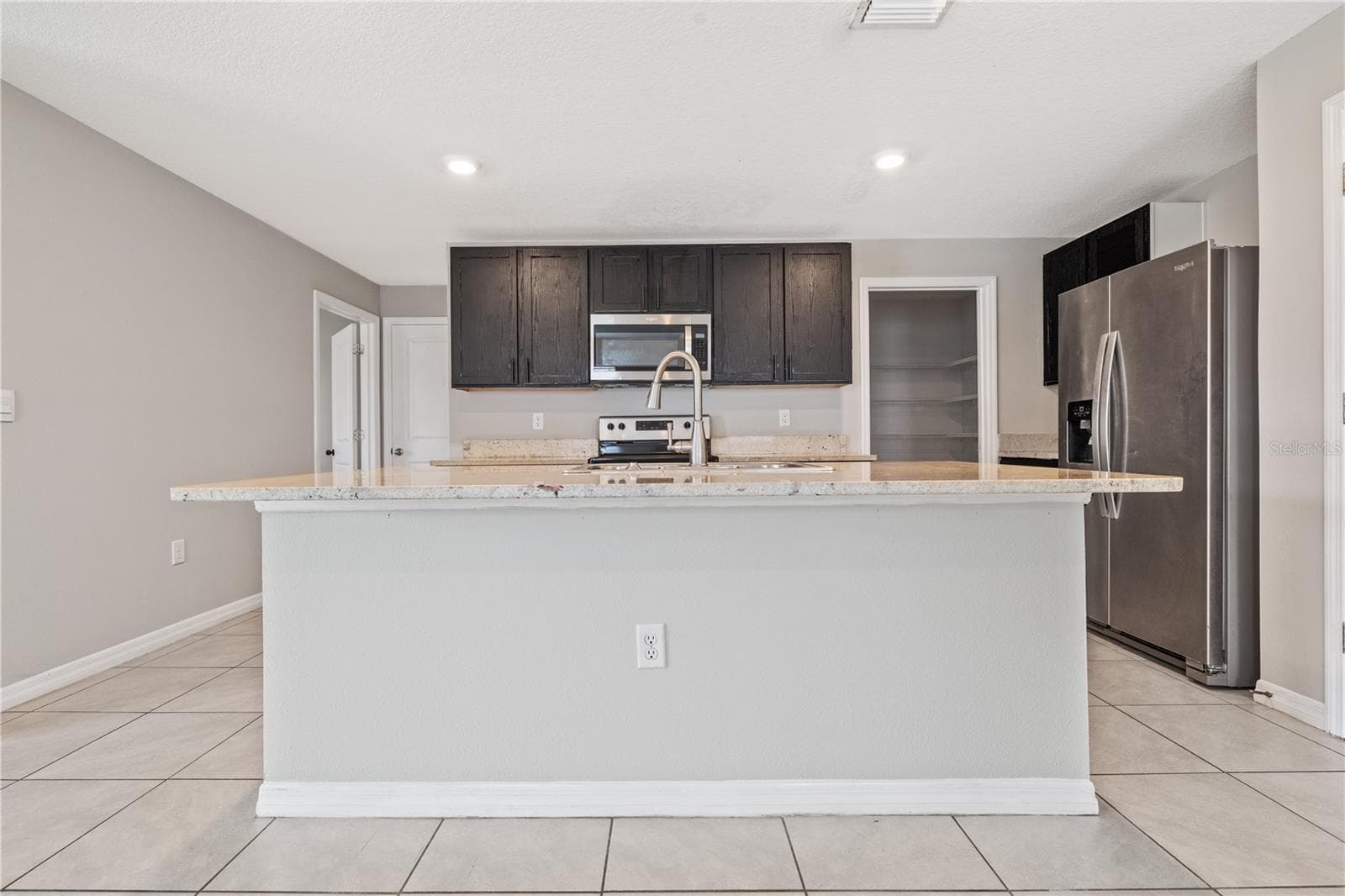 Single Family Residence at 11722 WHITE WILLOW LN, RIVERVIEW, photo 6 of 34