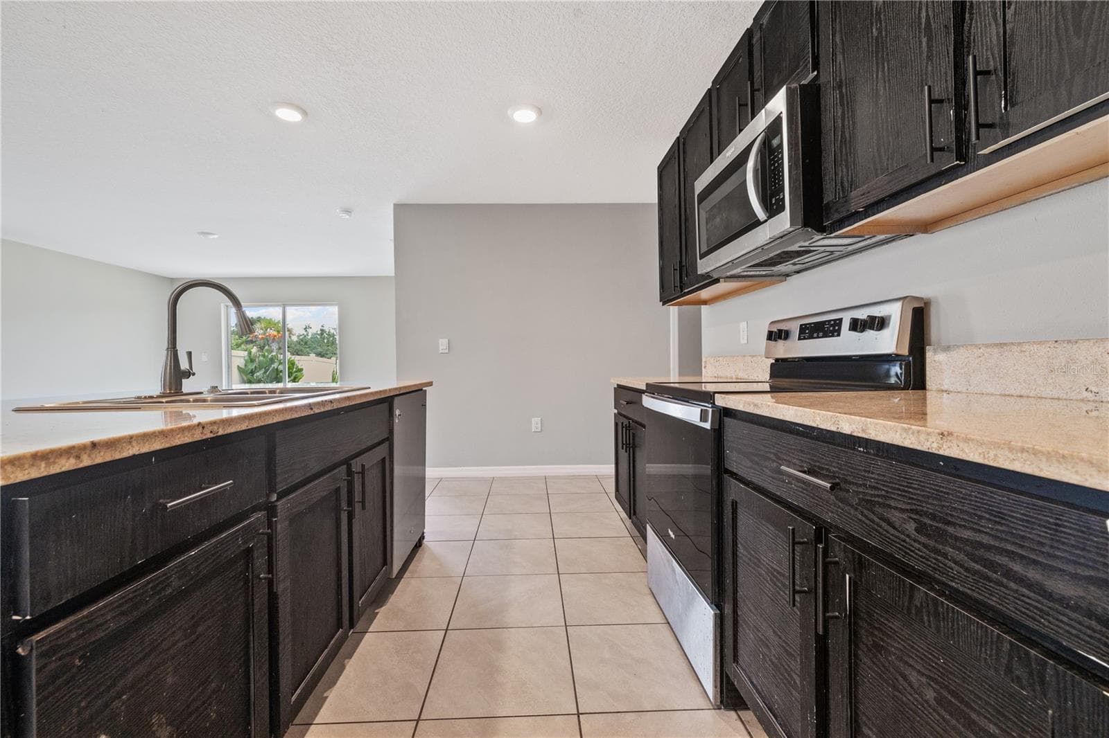 Single Family Residence at 11722 WHITE WILLOW LN, RIVERVIEW, photo 8 of 34