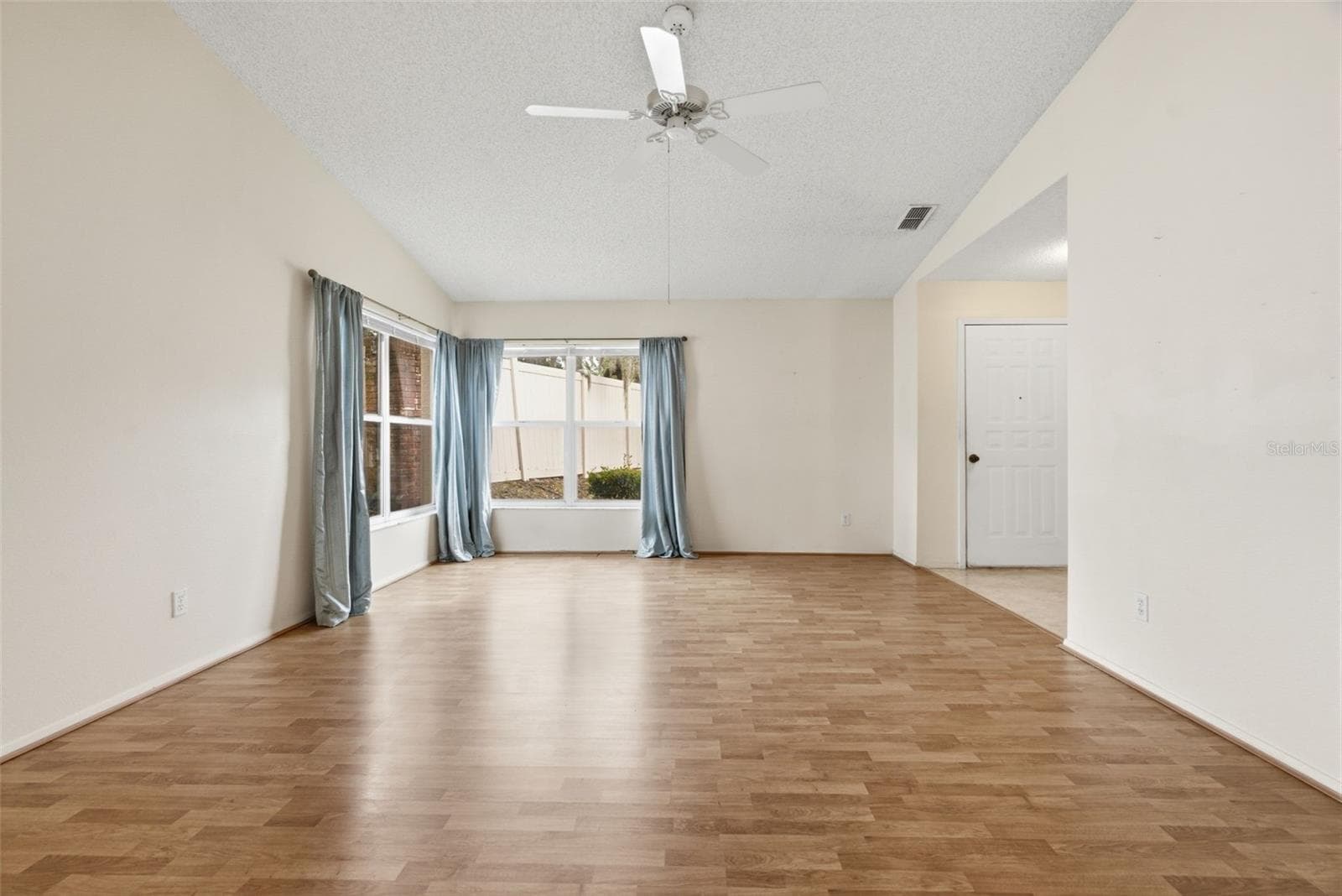 Living room area - 3960 SAILMAKER LN, HOLIDAY