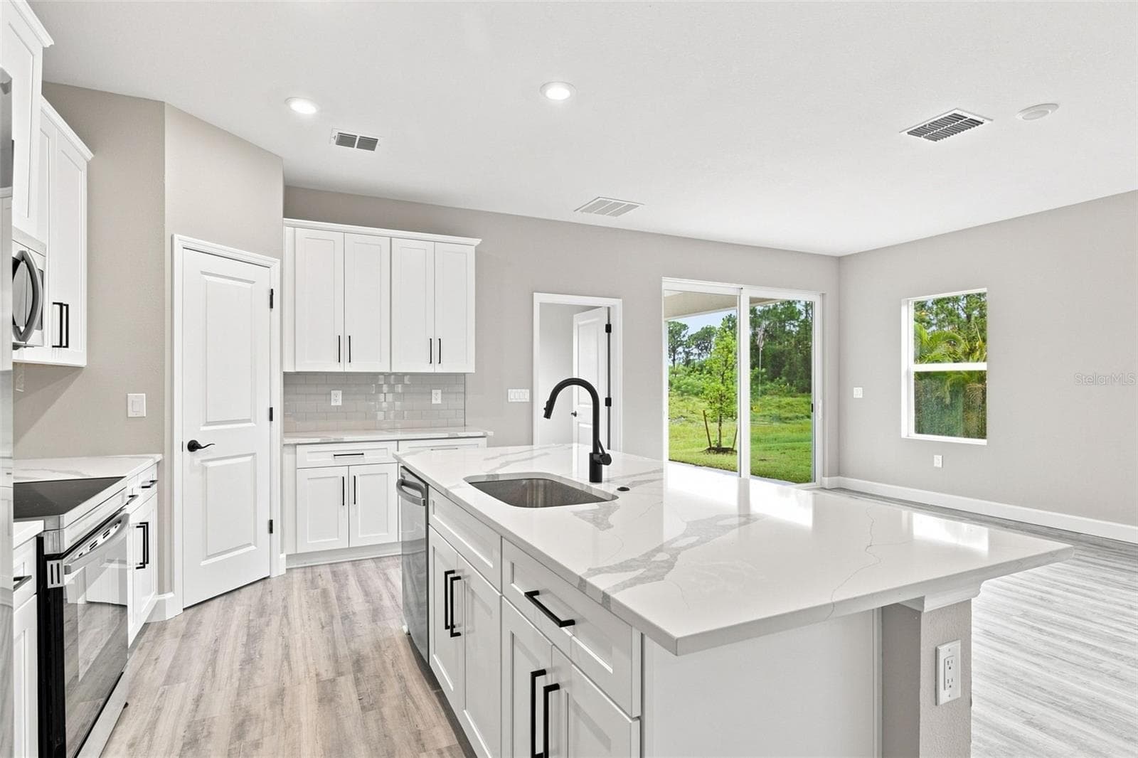 Center island with breakfast bar. - 8211 ELKENBERRY AVE, NORTH PORT