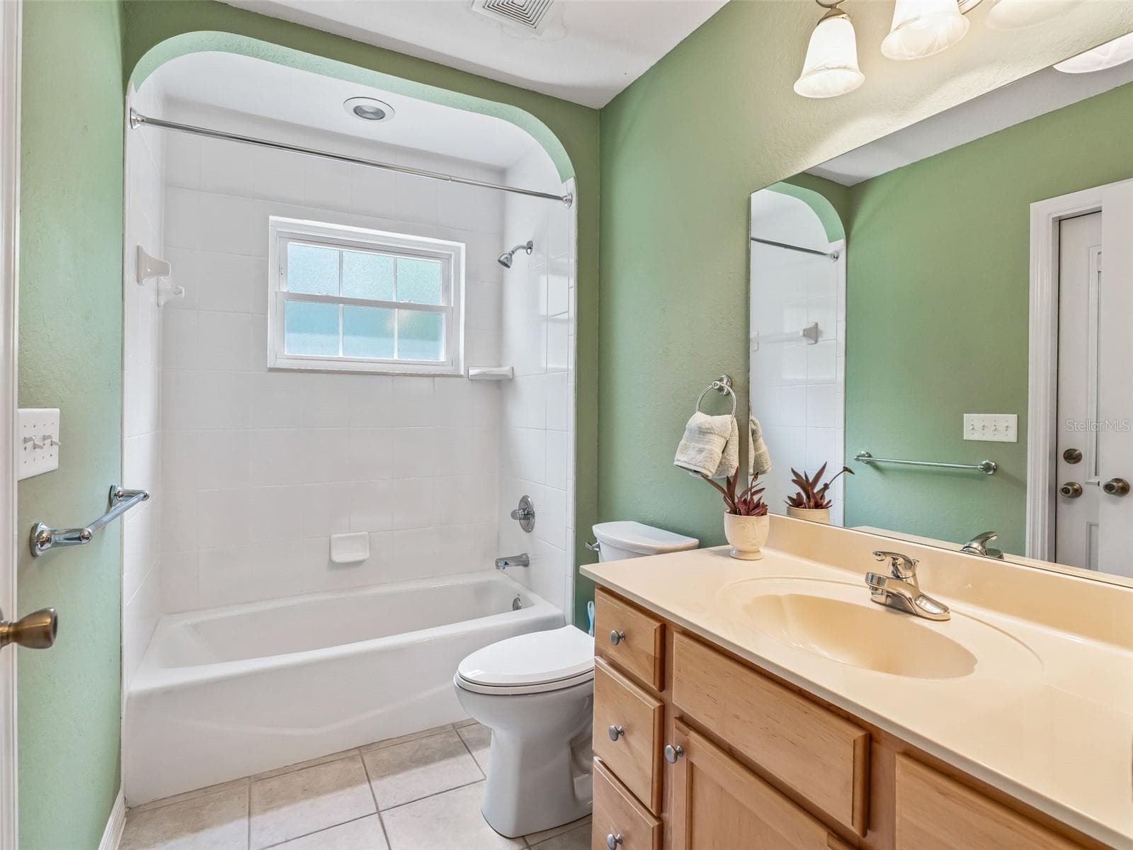 Third bath with access to lanai - 17879 SE 125TH CIR, SUMMERFIELD