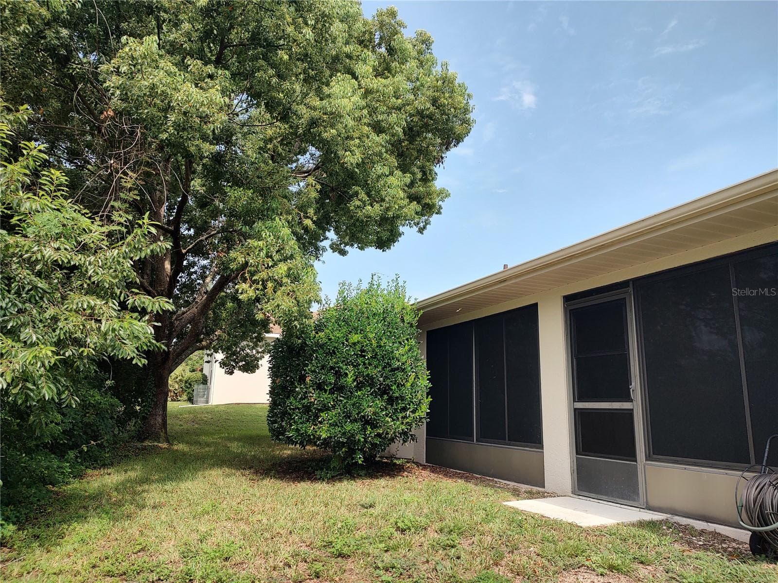 Screened porch opens to back yard (vinyl windows - 3716 E COVE PARK TRL, HERNANDO