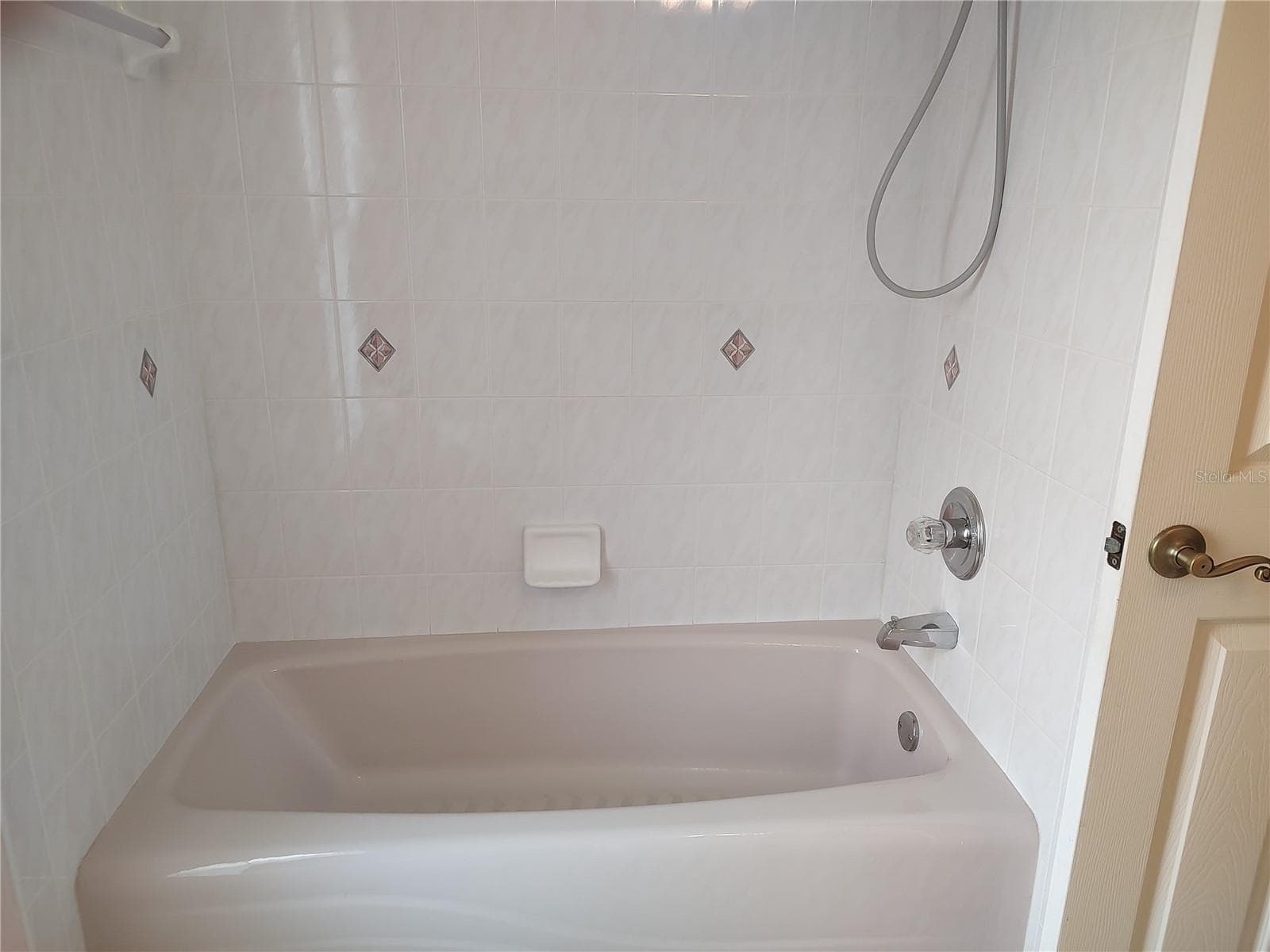 Hall bath w/tub & shower combo - 3716 E COVE PARK TRL, HERNANDO