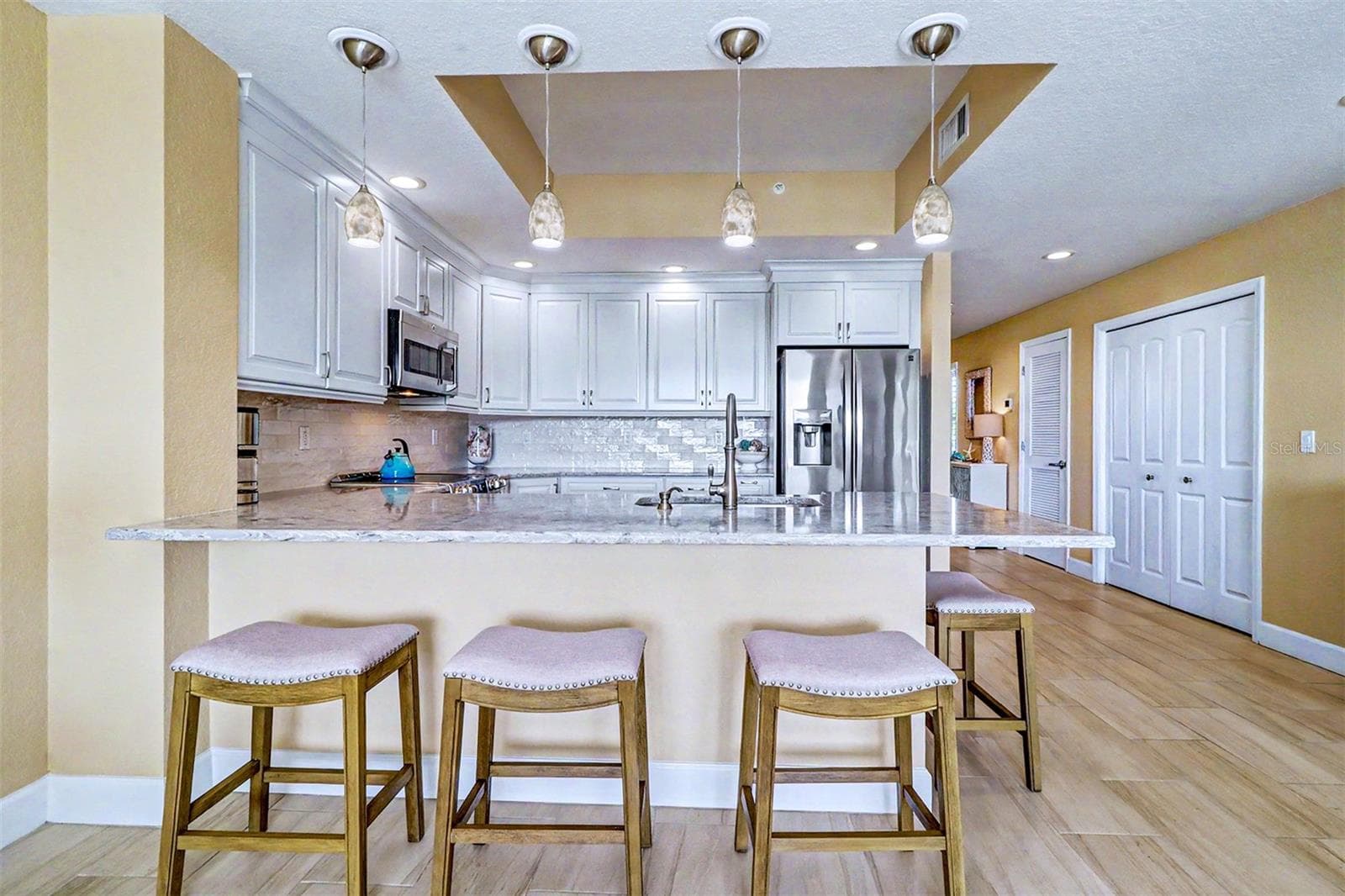 ... 11.5 x 10' COMPLETELY REMODELED KITCHEN #1.. Oversized Quartz Countertops - Pendant Lighting .. - 19519 GULF BLVD #202, INDIAN SHORES