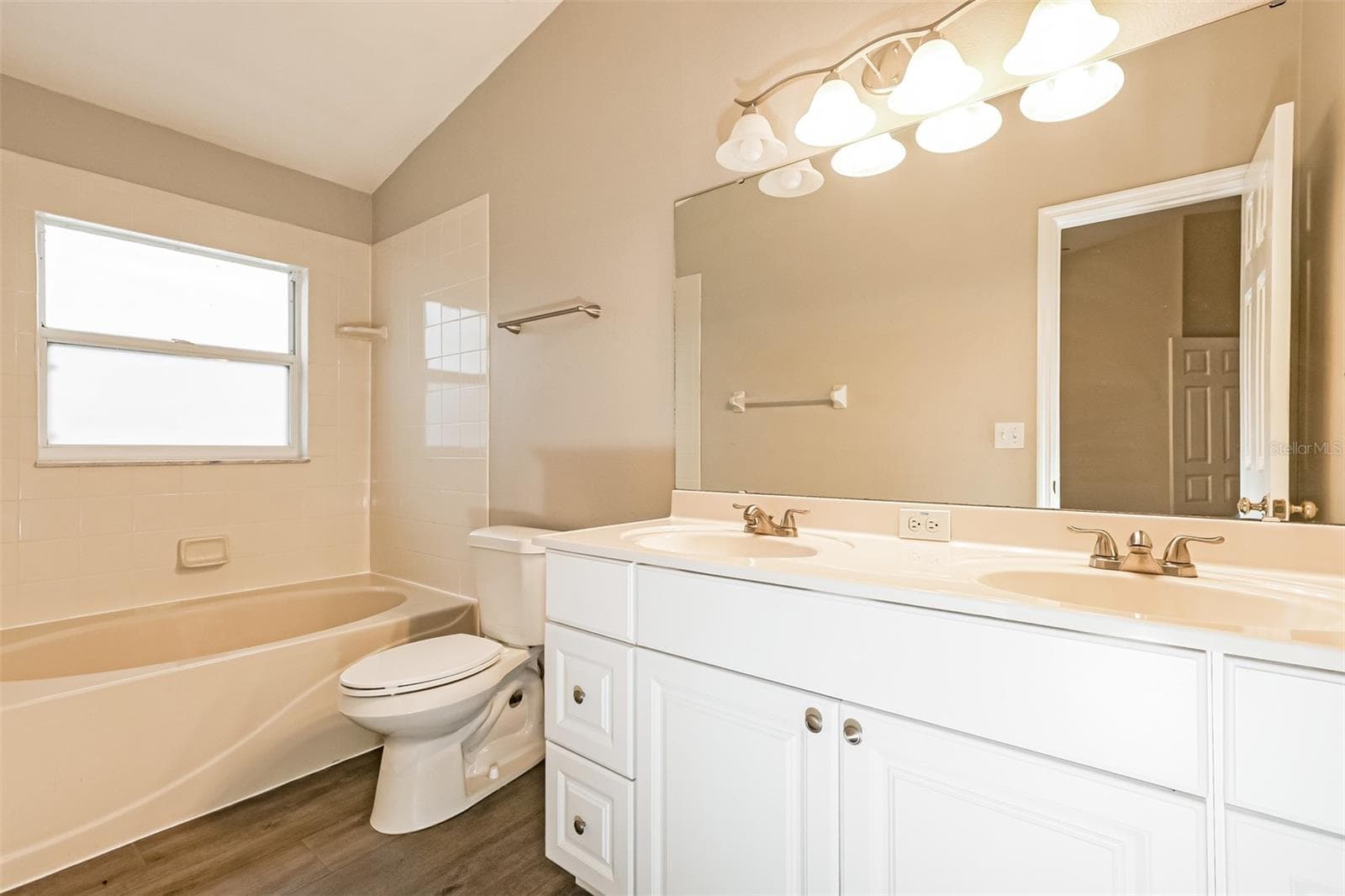 Single Family Residence at 823 ROCKY MOUNTAIN CT, VALRICO, photo 13 of 21