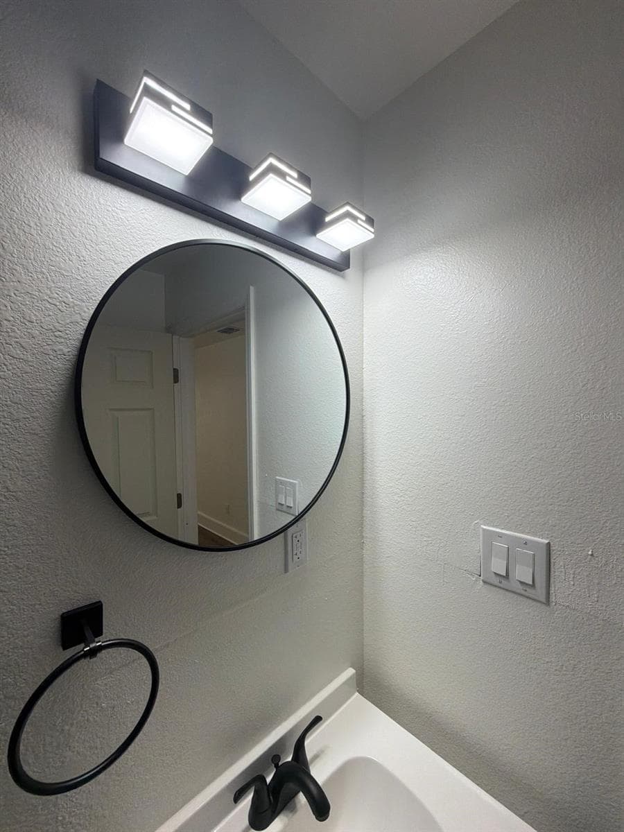 Hall Bathroom - 233 S RHODES ST, MOUNT DORA
