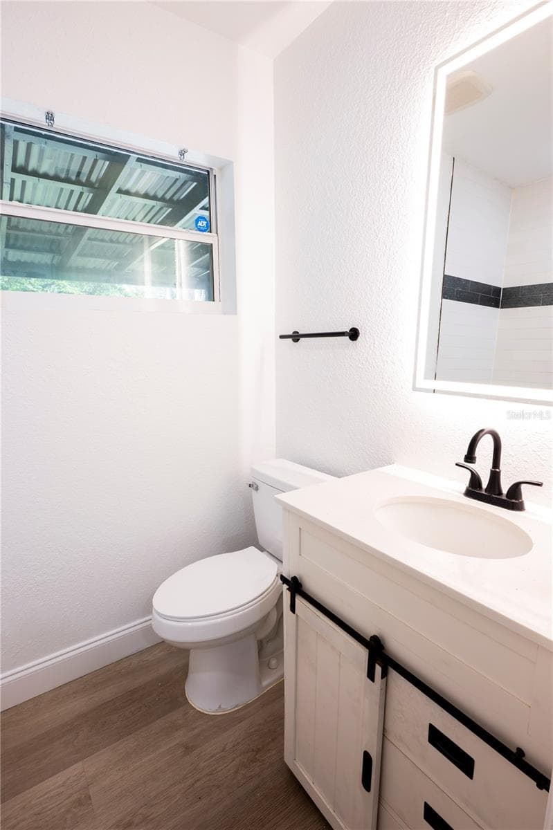 Hall Bath - 4104 W WISCONSIN AVE, TAMPA