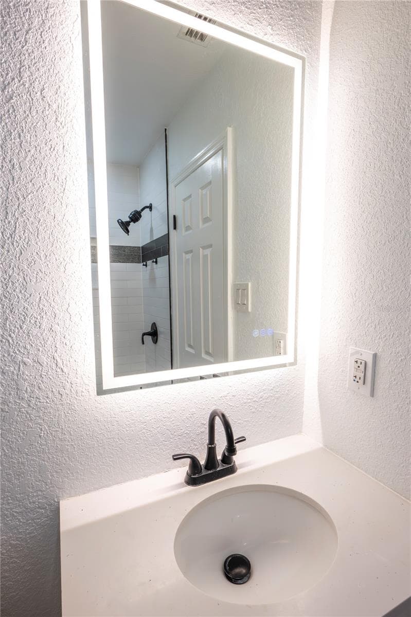 Hall Bath - 4104 W WISCONSIN AVE, TAMPA