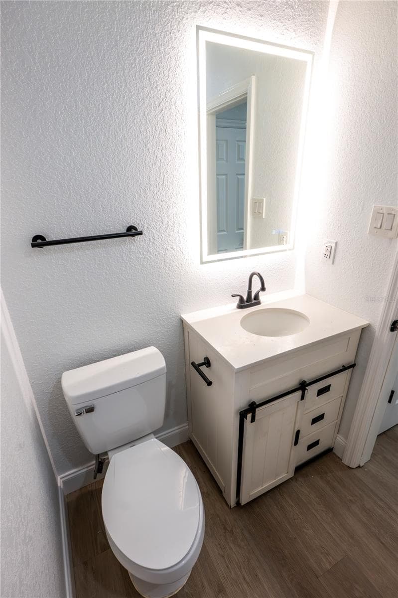 Hall Bath - 4104 W WISCONSIN AVE, TAMPA
