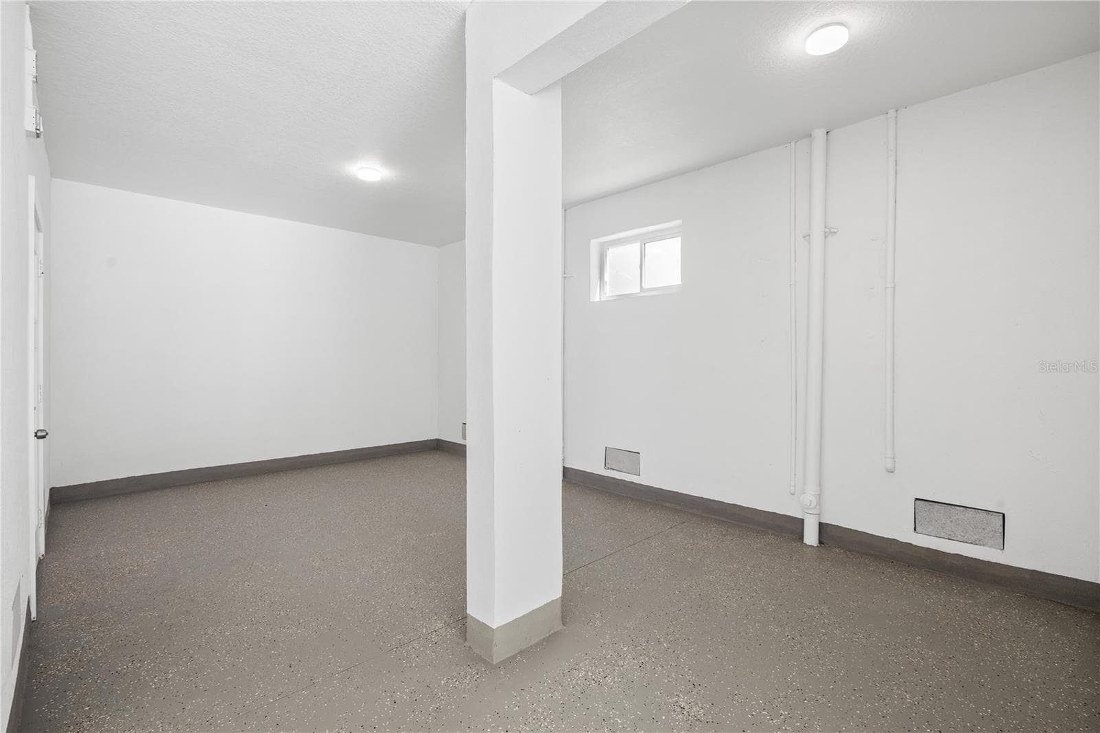 Extra room in garage - 1956 CEDAR DR, DUNEDIN