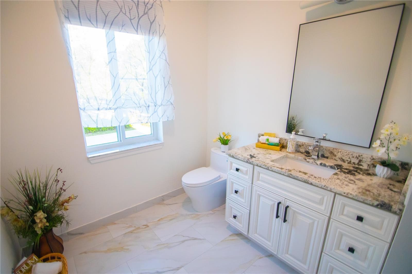 Half a bath - 1956 CEDAR DR, DUNEDIN