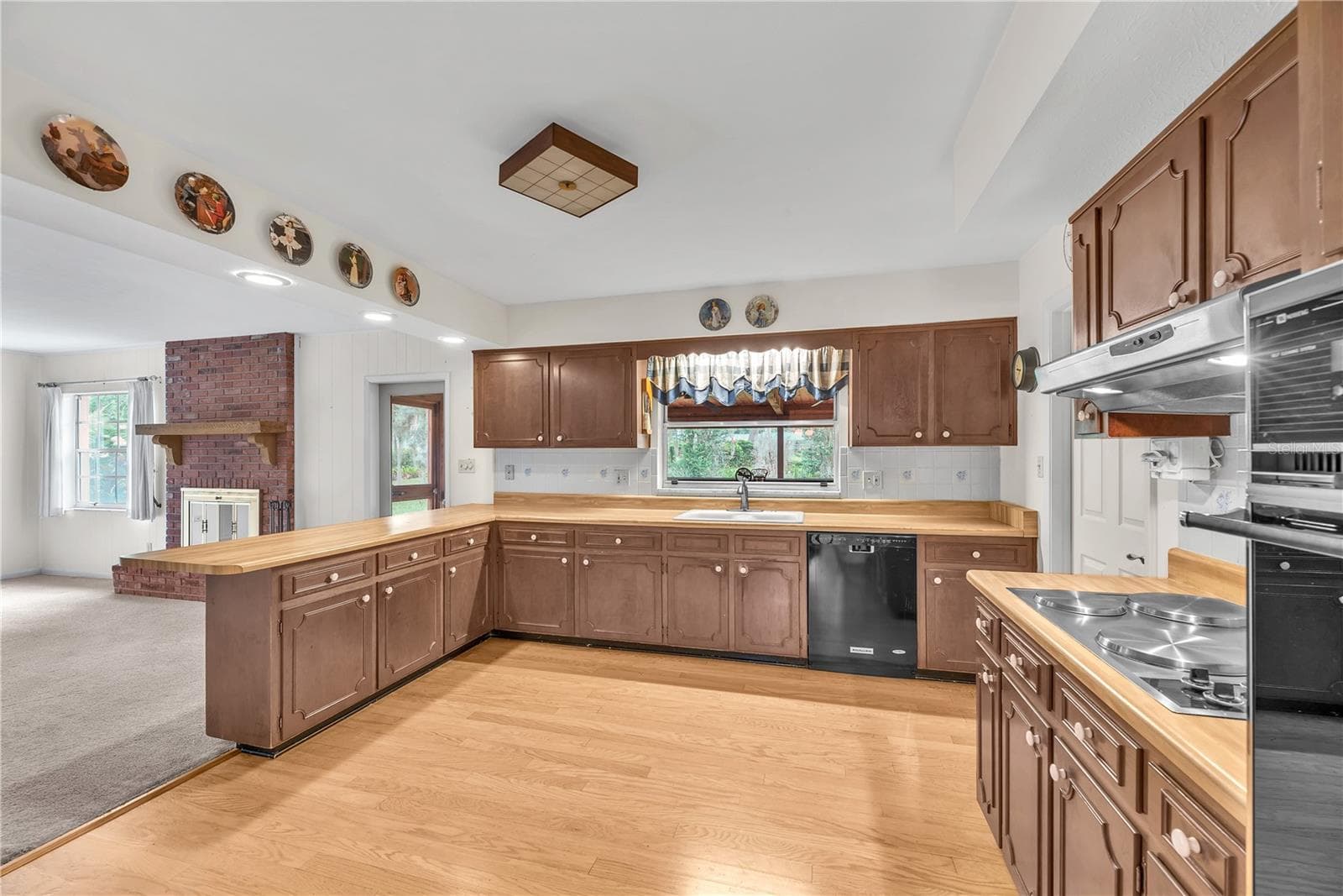 Single Family Residence at 110 ASHBROOK DR, BRANDON, photo 19 of 39