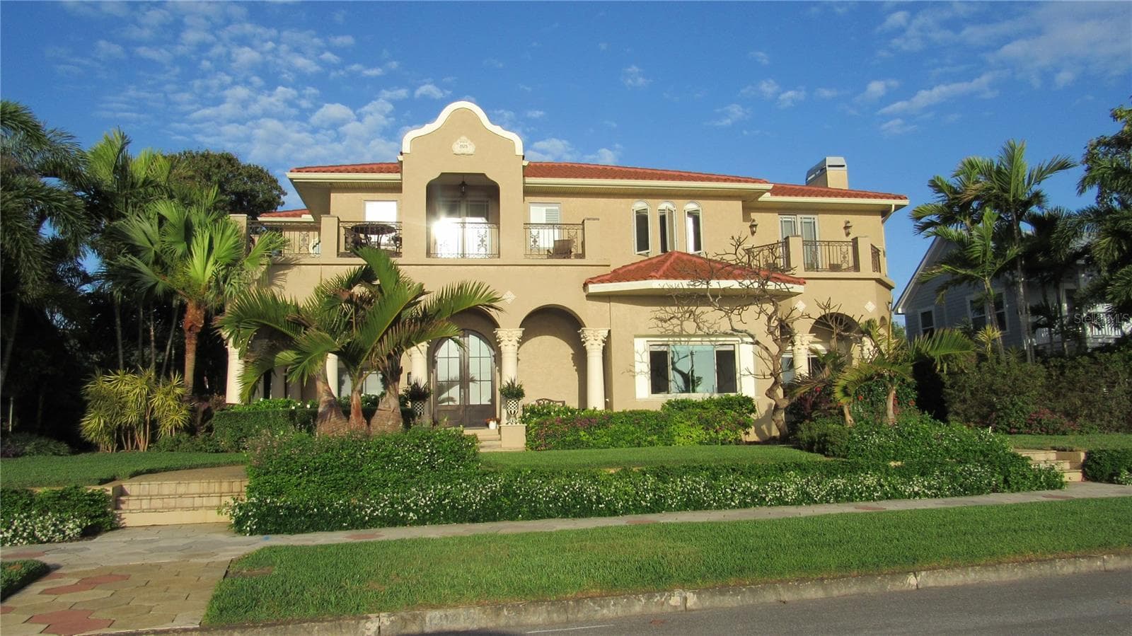 Neighboring Homes - 1817 BEACH DR SE, ST PETERSBURG