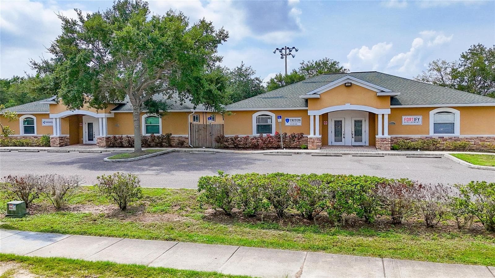 7318 W COMANCHE AVE