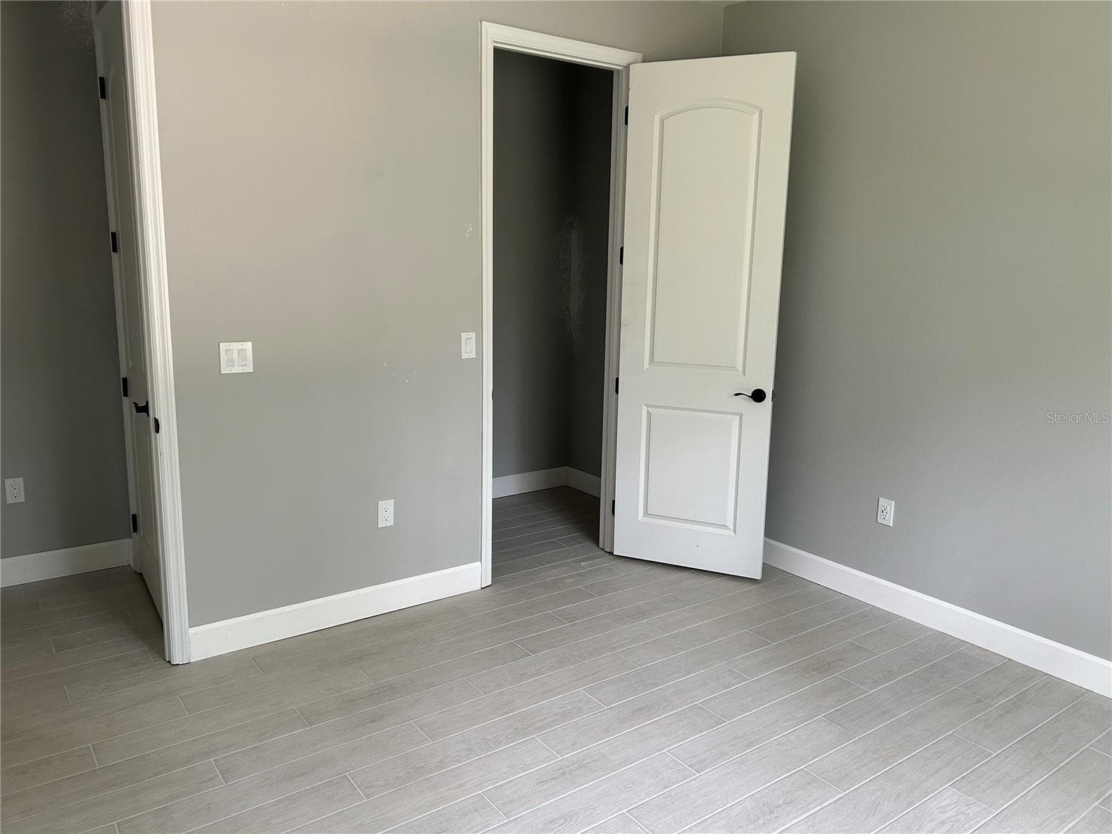 Not the actual home. Photos are of a similar floorplan. Interior/Exterior colors and features may vary. - 6005 N OAKMONT DR, BEVERLY HILLS